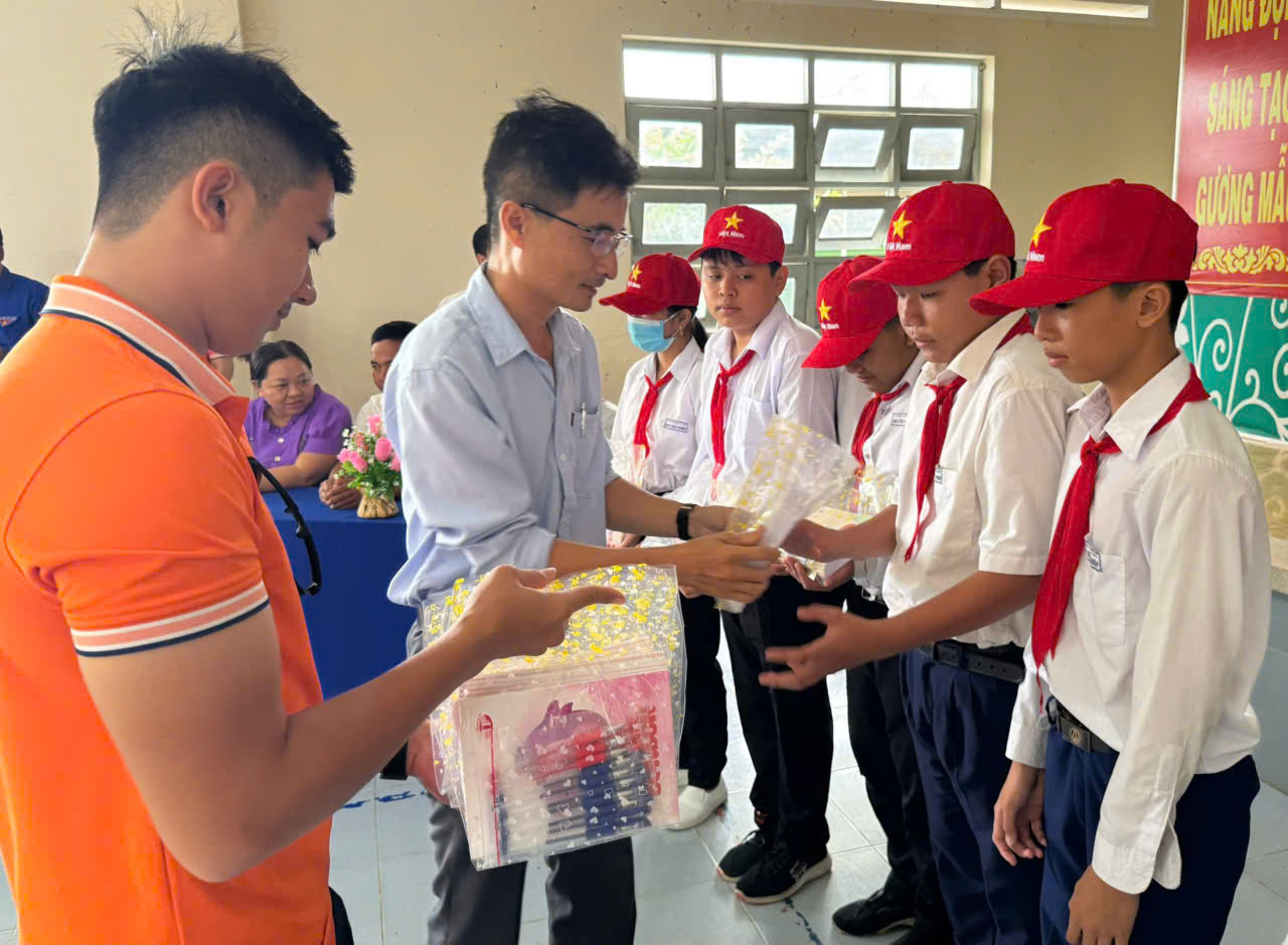 Đồng Tháp: Khi tình yêu nghề hóa thành những món quà đến học sinh khó khăn