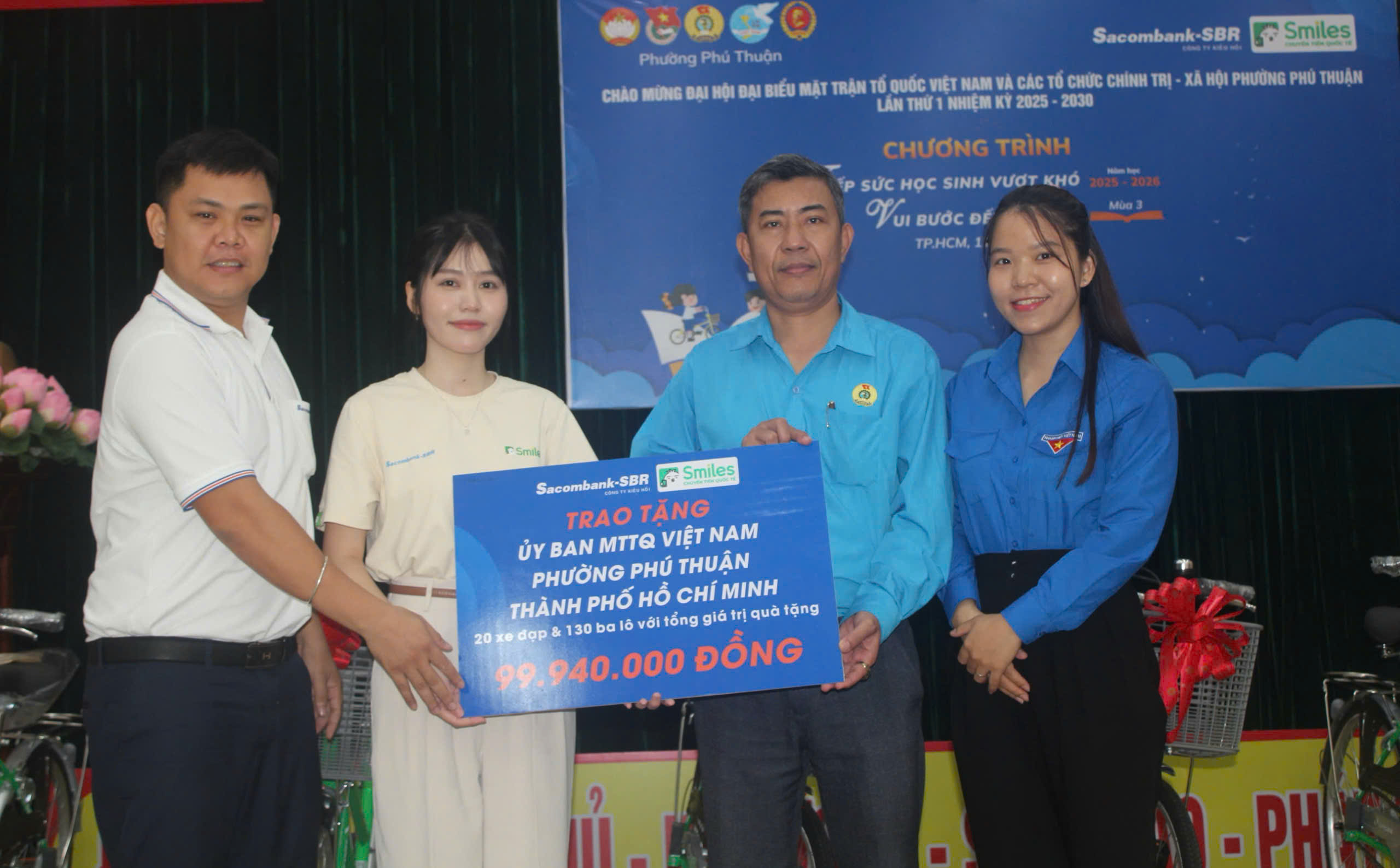 TP.HCM: Tiếp sức 20 xe đạp và 130 ba lô cho học sinh vượt khó tại phường Phú Thuận