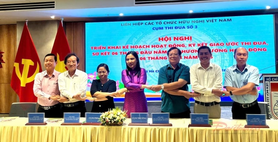 9 địa phương ký giao ước thi đua, đẩy mạnh đối ngoại nhân dân và chuyển đổi số