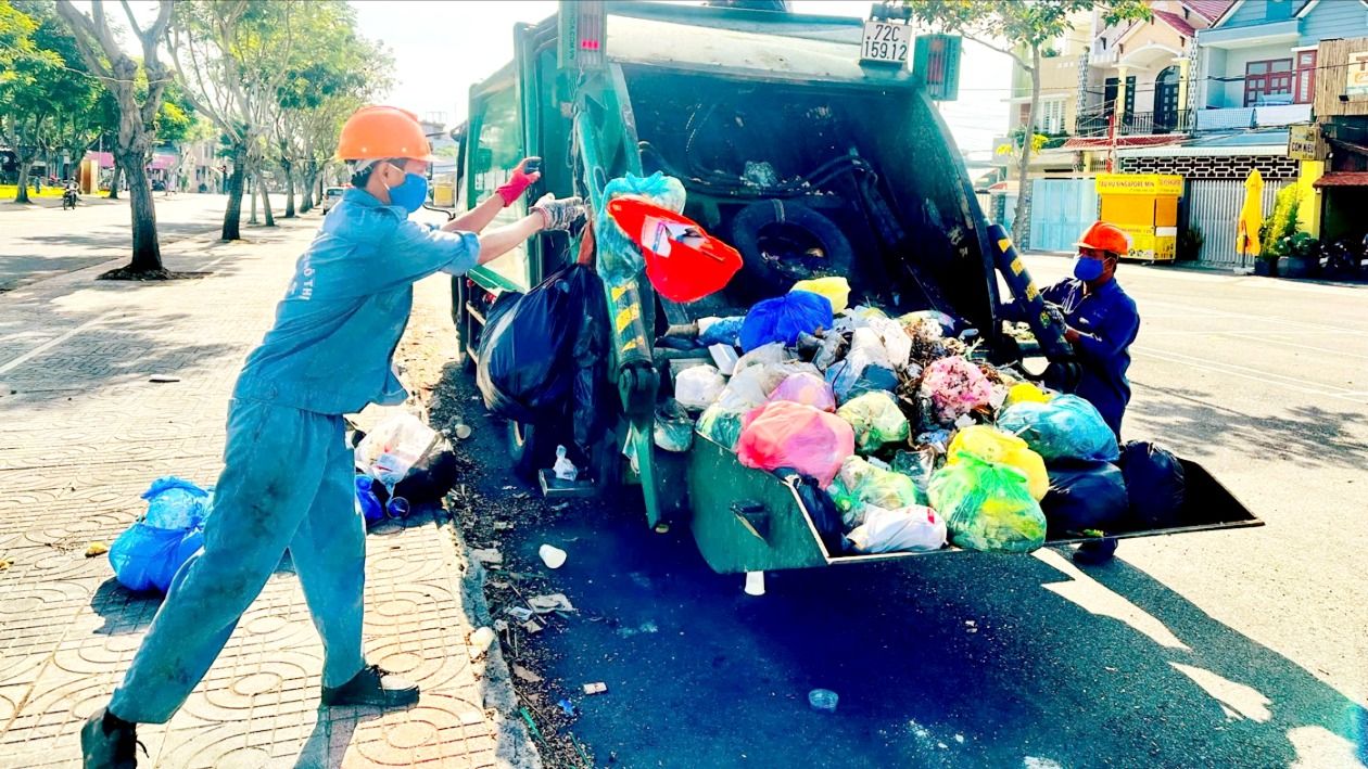 TP.HCM áp dụng giá thu gom rác mới từ 1/9: Hộ ít người được giảm phí, hướng tới phân loại rác tại nguồn